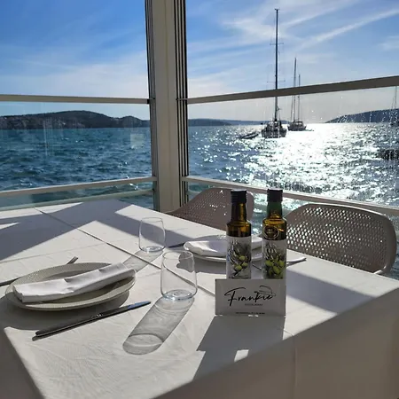 شقة Tri Masline With Seaview تروغير