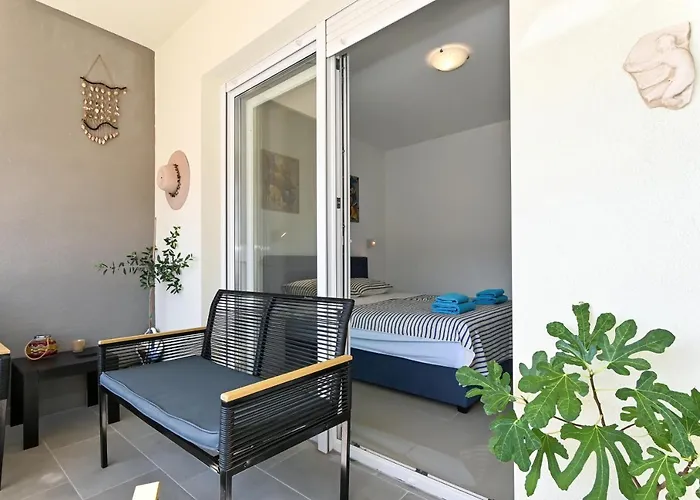 Tri Masline With Seaview *